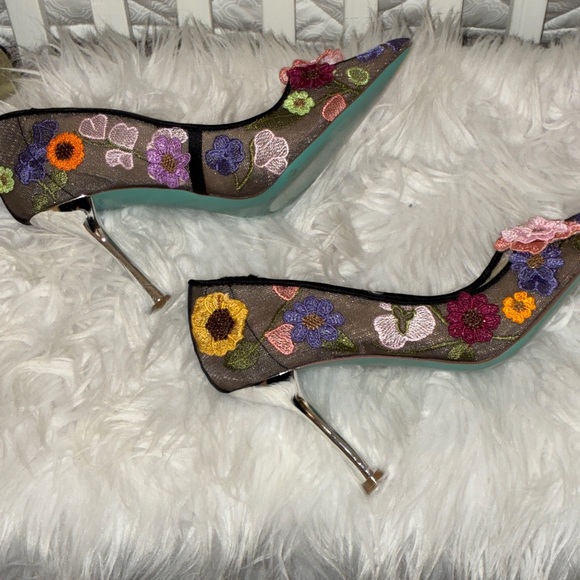 Betsey Johnson Aimey Floral Applique Mesh Pump Sz 8 - Picture 3 of 10